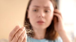 Mujer observando el cabello que ha perdido