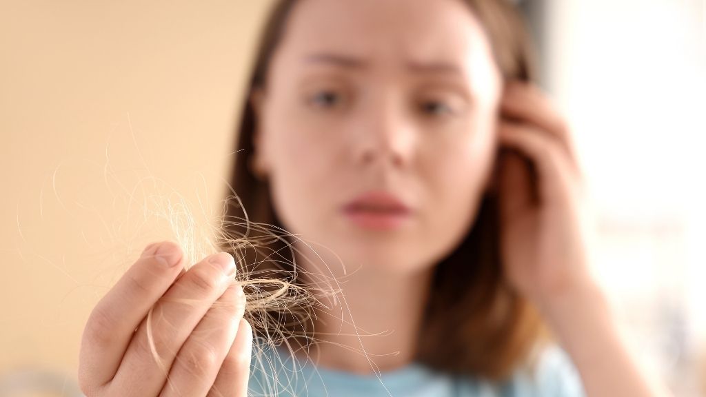 Mujer observando el cabello que ha perdido