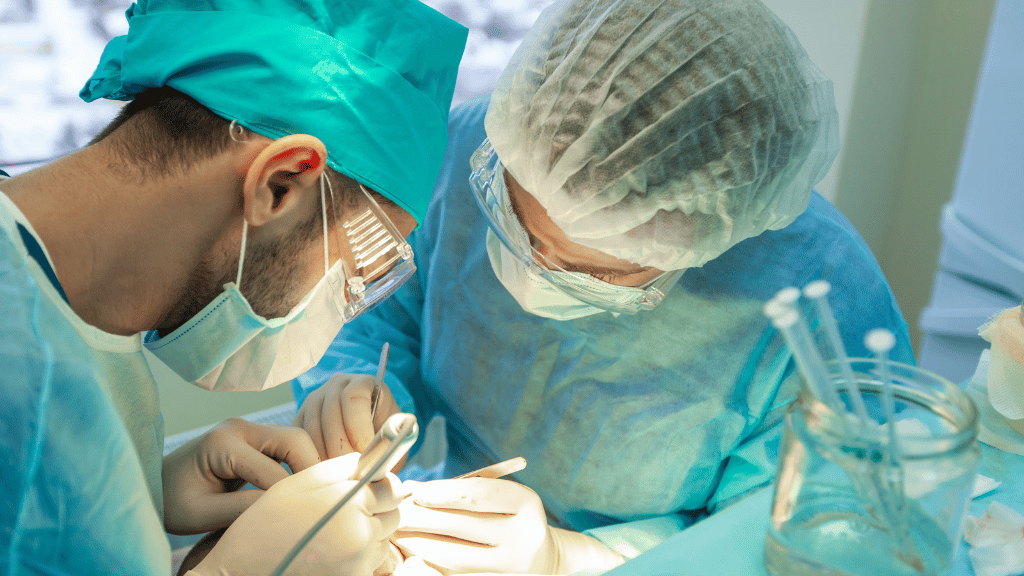 Equipo médico realizando un injerto capilar FUE bajo anestesia local en Madrid