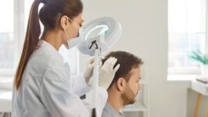 Profesional realizando una valoración del cabello y el cuero cabelludo