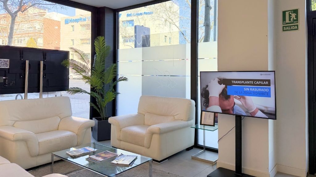 Zona de recepción de una clínica capilar en Madrid especializada en injerto capilar