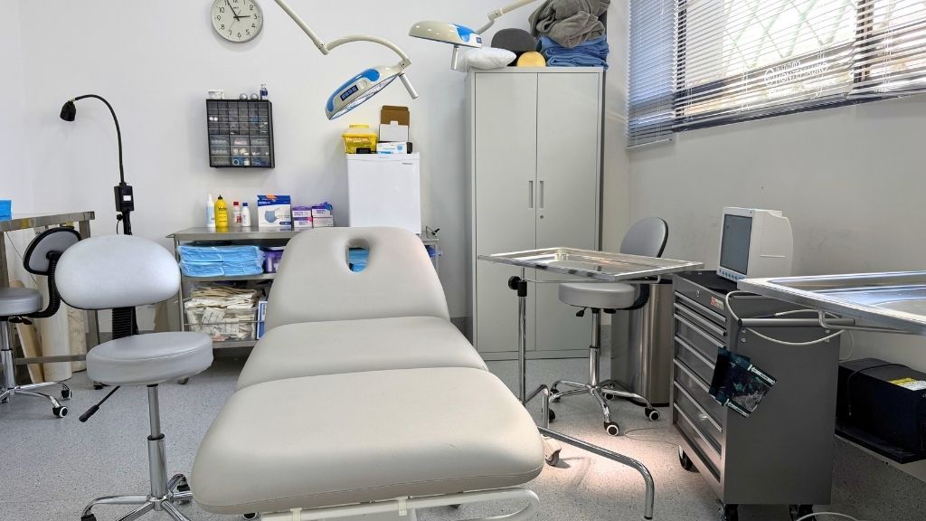 Sala preparada para realizar un injerto capilar en una clínica especializada de Madrid