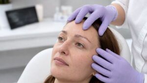 Especialista realizando una valoración previa para un injerto de cejas